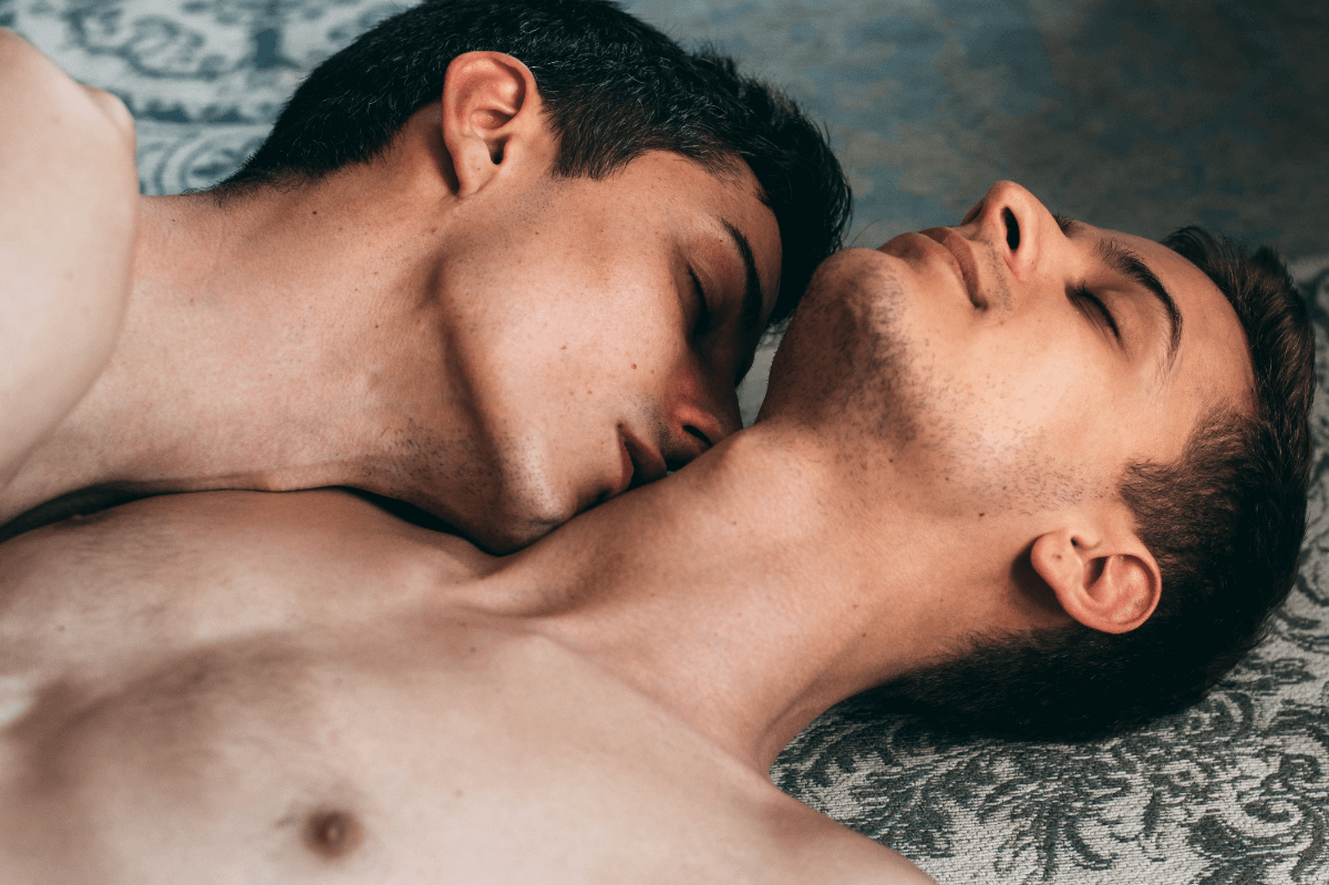 8 Blowjob Tipps zum Ausprobieren: Zwei Männer sind zärtlich im Bett 8 Blowjob Tips to Try: Two Men Tenderly in Bed