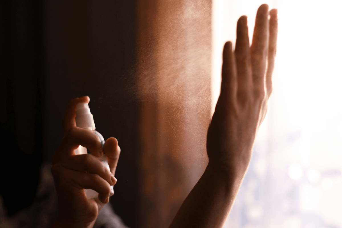 ein Hand, die Ethylchlorid versprüht a hand spraying ethyl chloride