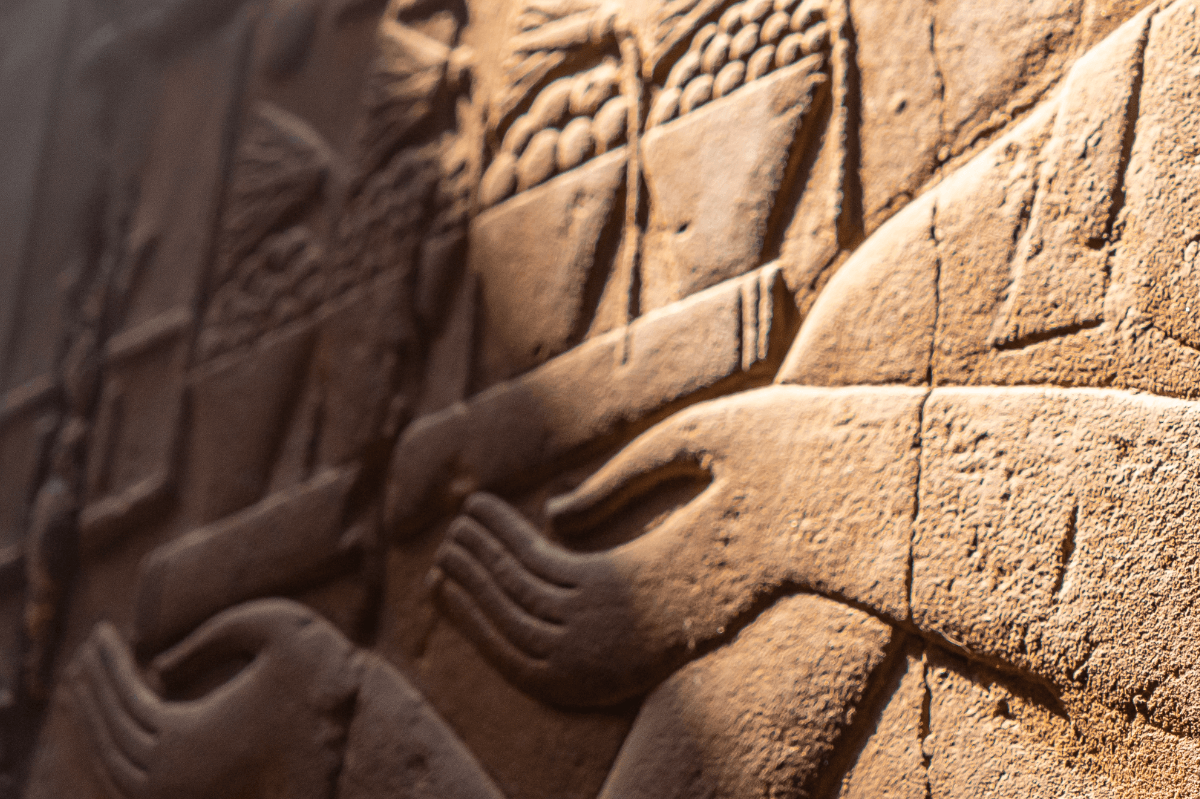 in Stein gemeißelte ägyptisch anmutende Hände Geschichte Fisten history of fisting