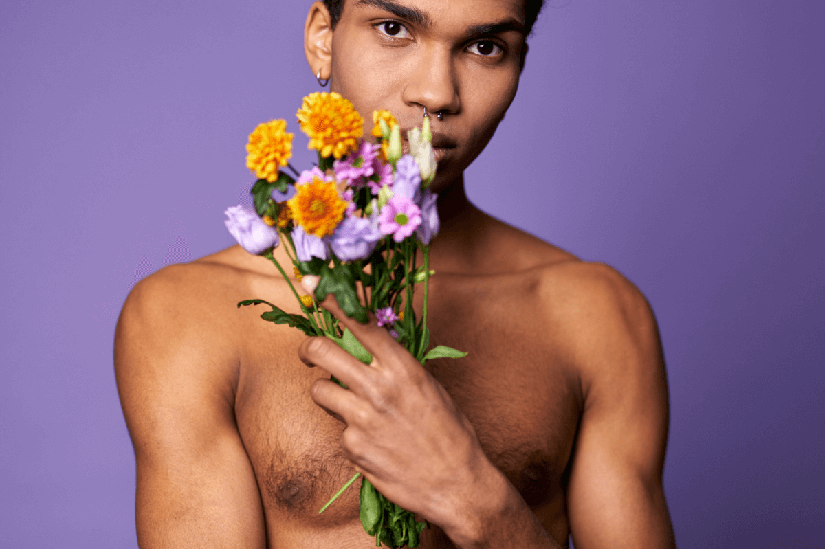 Soft Dom Symbolbild: Mann mit freiem Oberkörper und Blumen in der Hand . . . Soft Dom symbolic image: Man with bare upper body and flowers in his hand