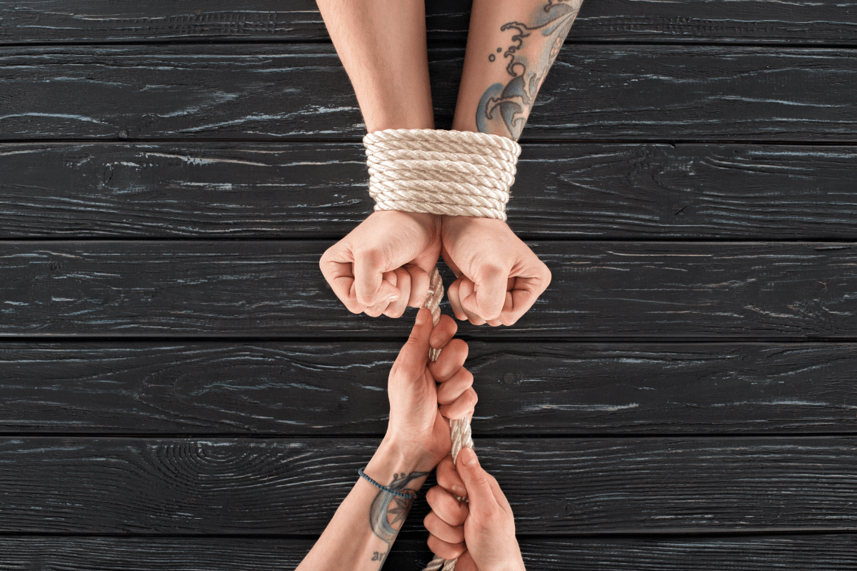 Bondage Positionen für Schwule. Symbolbild: gefesselte Hände. Englisch: Bondage positions for gays. Symbolic image: bound hands