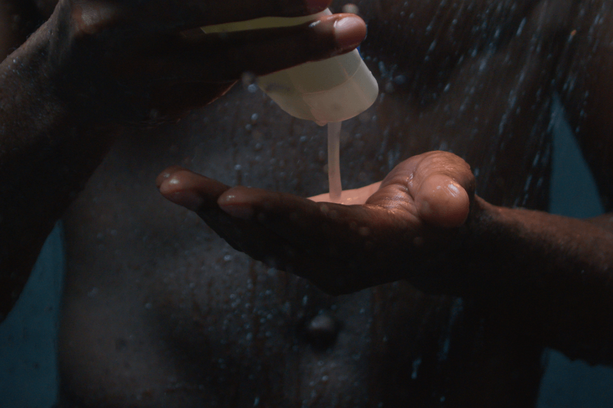 Anal Gleitgel. Symbolbild: Männerhand drückt Gleitgel aus einer Tube. Englisch: Anal lube. Symbolic image: Male hand squeezing lubricant out of a tube.