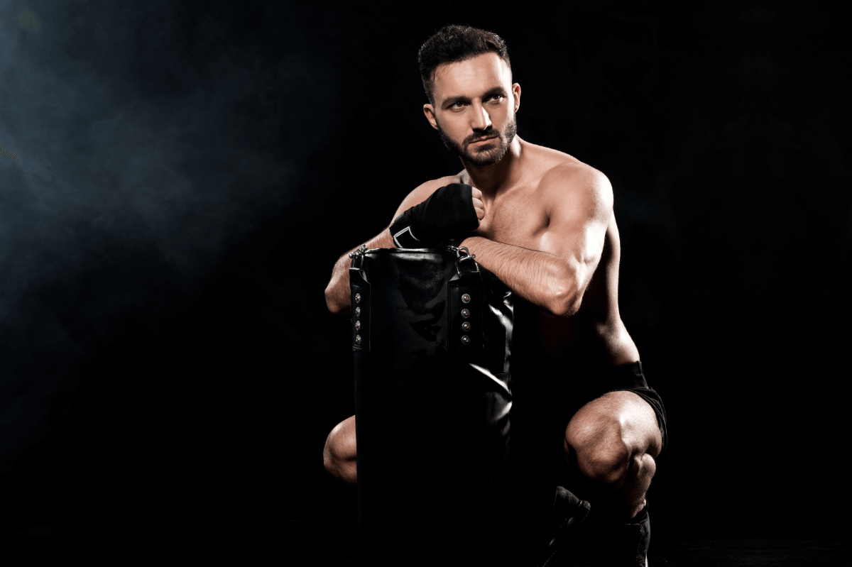 BDSM Sub. Symbolbild: ein Mann nur in Unterhose bekleidet, sitzt an den Händen gefesselt auf einem Stuhl Englisch: BDSM Subs. Symbolic image: a man dressed only in his underpants, sitting on a chair with his hands tied