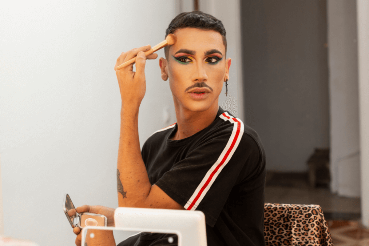 Drag Queen Make-Up. Symbolbild: Ein Mann ist gerade dabei sich zu schminken. Englisch: Drag queen make-up. Symbolic image: A man is putting on his make-up.