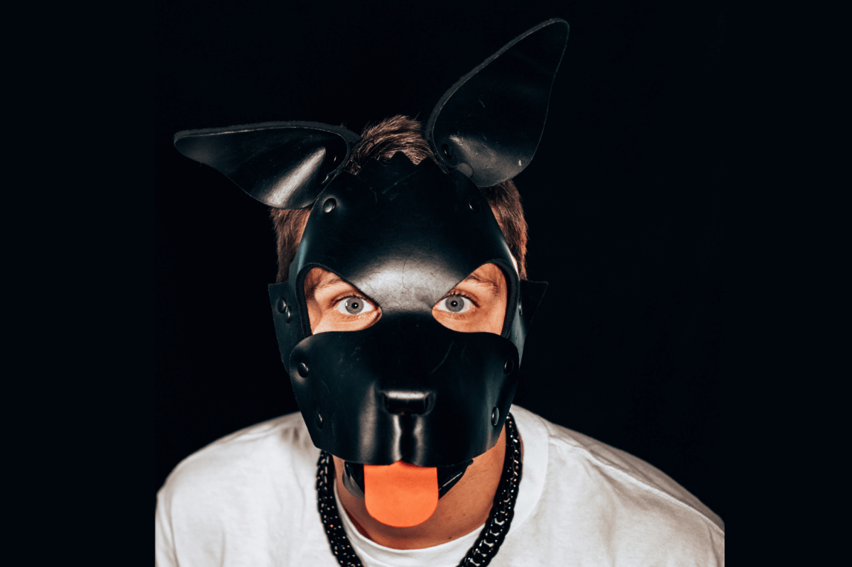 Puppy Play: Mit Hundemaske ins Rollenspiel-Universum. Symbolbild: Mann mit Hundemaske. Englisch: Puppy Play: With a dog mask into the role-playing universe. Symbolic image: Man with dog mask.