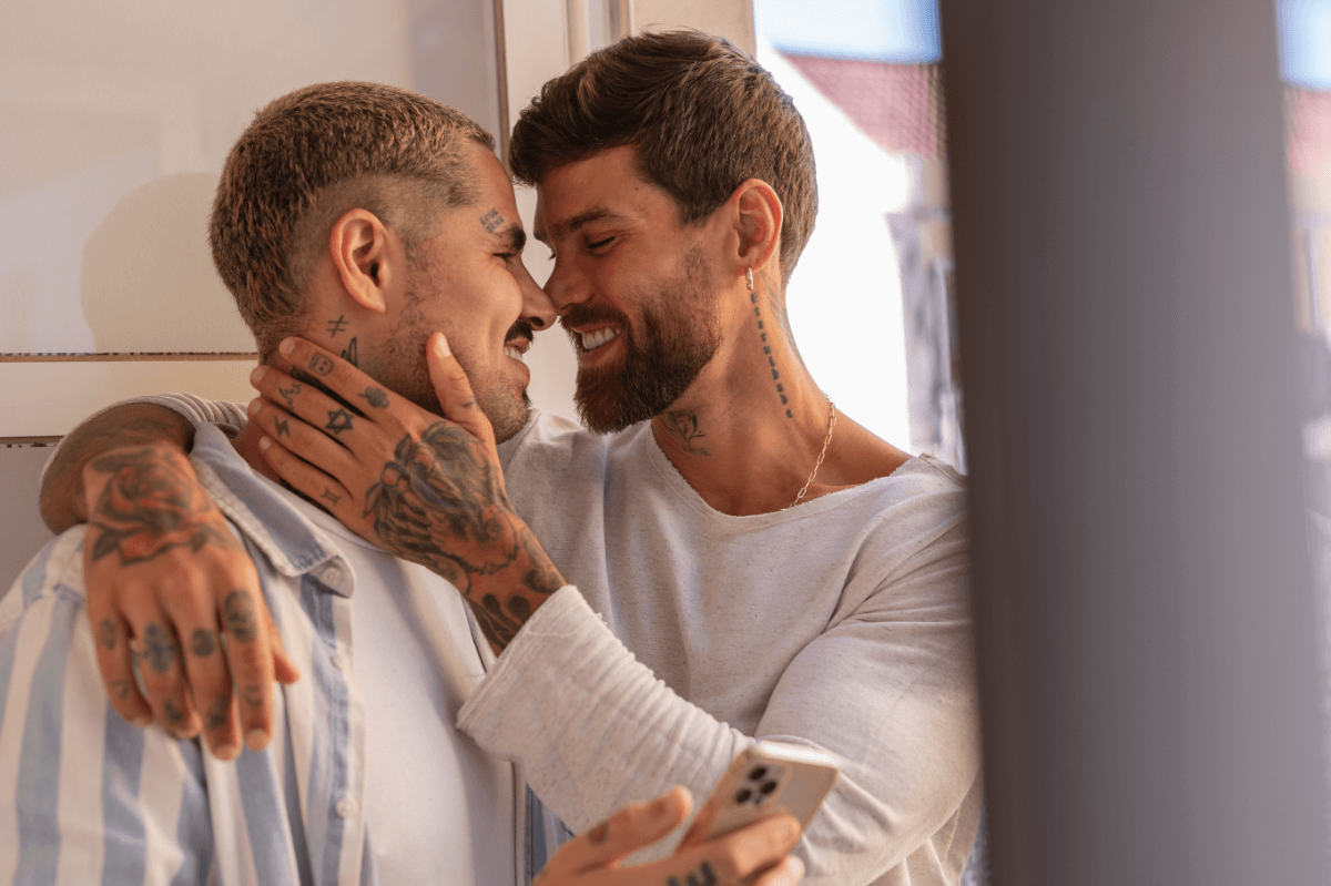 Top Sex. Symbolbild: Zwei Männer sind kurz davor sich zu küssen. Englisch: Top Sex. Symbolic image: Two men are about to kiss.