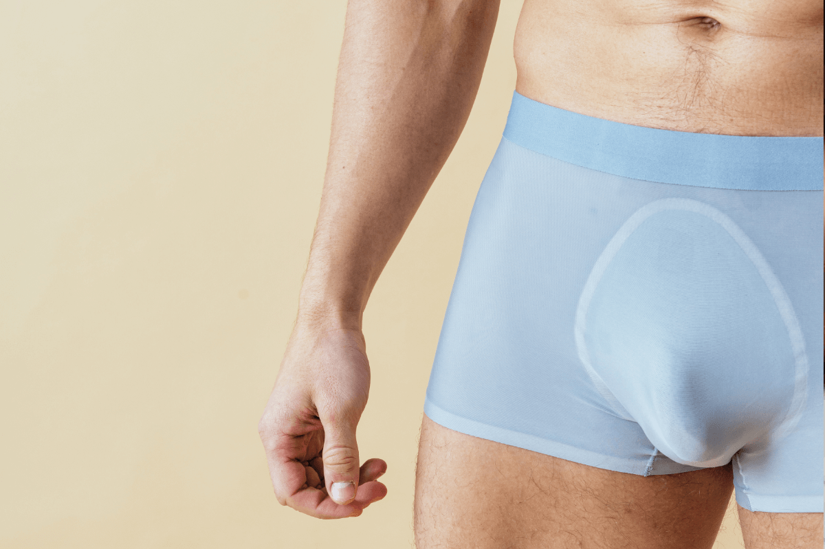 Phimose - Vorhautverengung. Symbolbild: männlicher Unterleib mit blauer Unterhose. Englisch: Phimosis - narrowing of the foreskin. Symbolic image: male abdomen with blue underpants