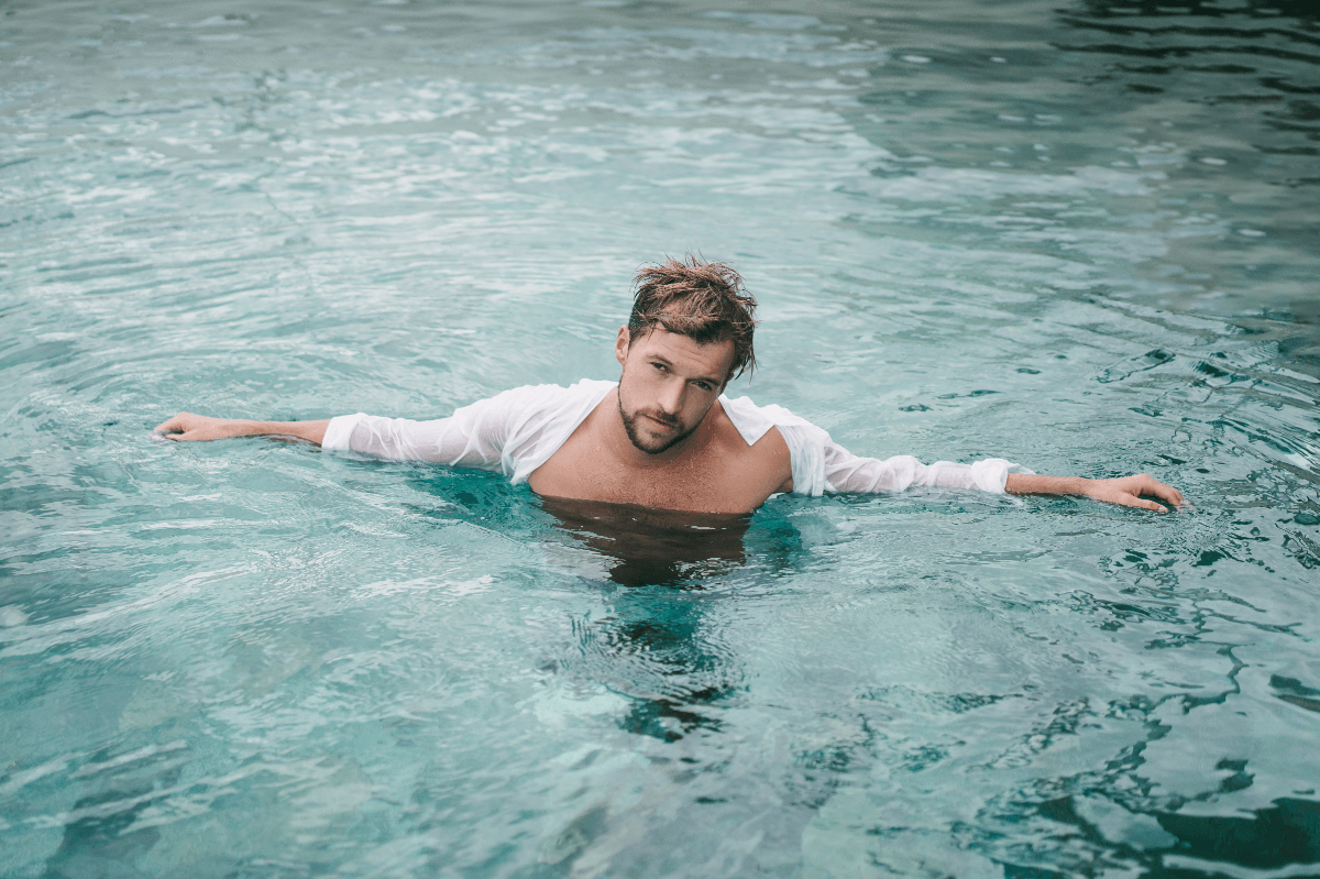 Warum kein Sex vor dem Sport? Symbolbild: Mann im Wasser. Englisch: Why no sex before sport? Symbolic image: Man in the water.