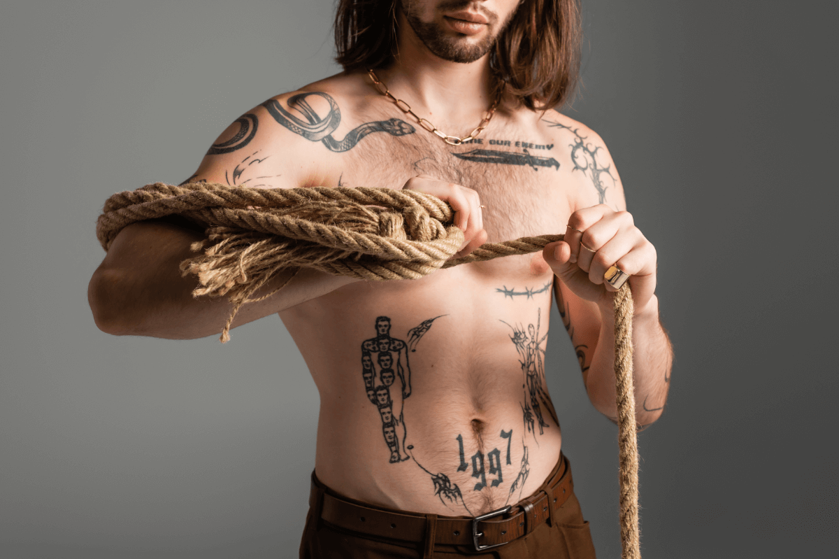 Self-Bondage / Selfbondage Symbolbild: Männlicher nackter Oberkörper, der ein Seil in den Händen hält