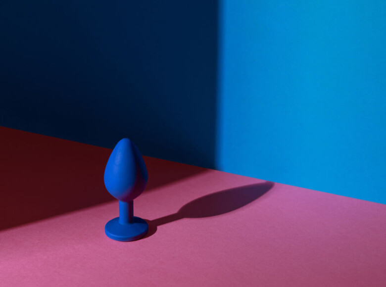 Analtoys kaufen Symbolbild: blauer Analplug. Englisch: Buying anal toys Symbolic image: blue anal plug.
