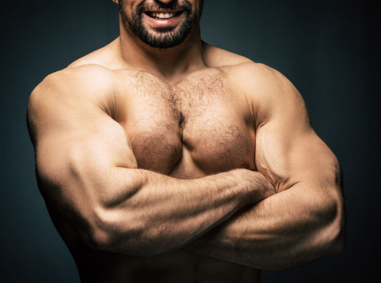 Testosteronspiegel natürlich steigern. Symbolbild: Ein sehr muskulöser Männer-Oberkörper. Increase testosterone levels naturally. Symbolic image: A very muscular male torso.