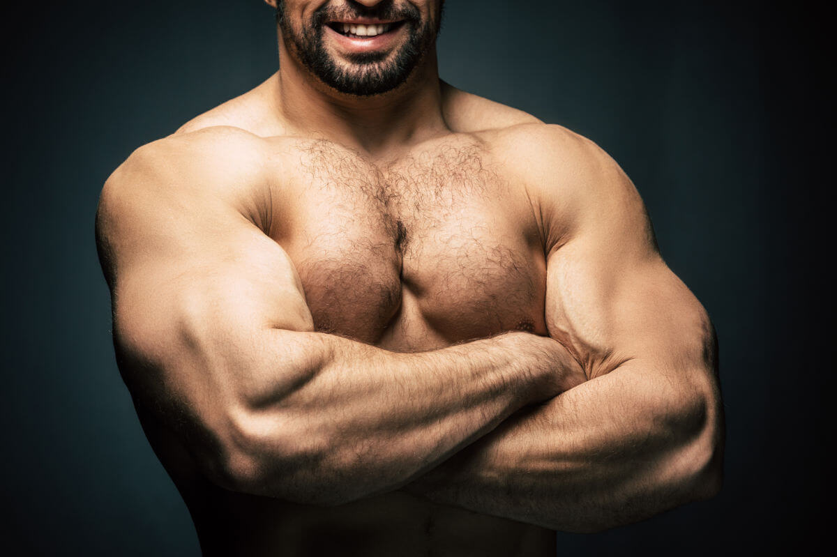 Testosteronspiegel natürlich steigern. Symbolbild: Ein sehr muskulöser Männer-Oberkörper. Increase testosterone levels naturally. Symbolic image: A very muscular male torso.