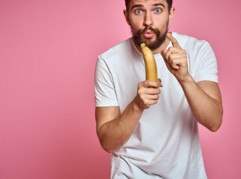 Sexstory Blowjob Symbolbild: Ein Mann hält eine Banane in der Hand. Sex story blowjob Symbolic image: A man holding a banana in his hand.