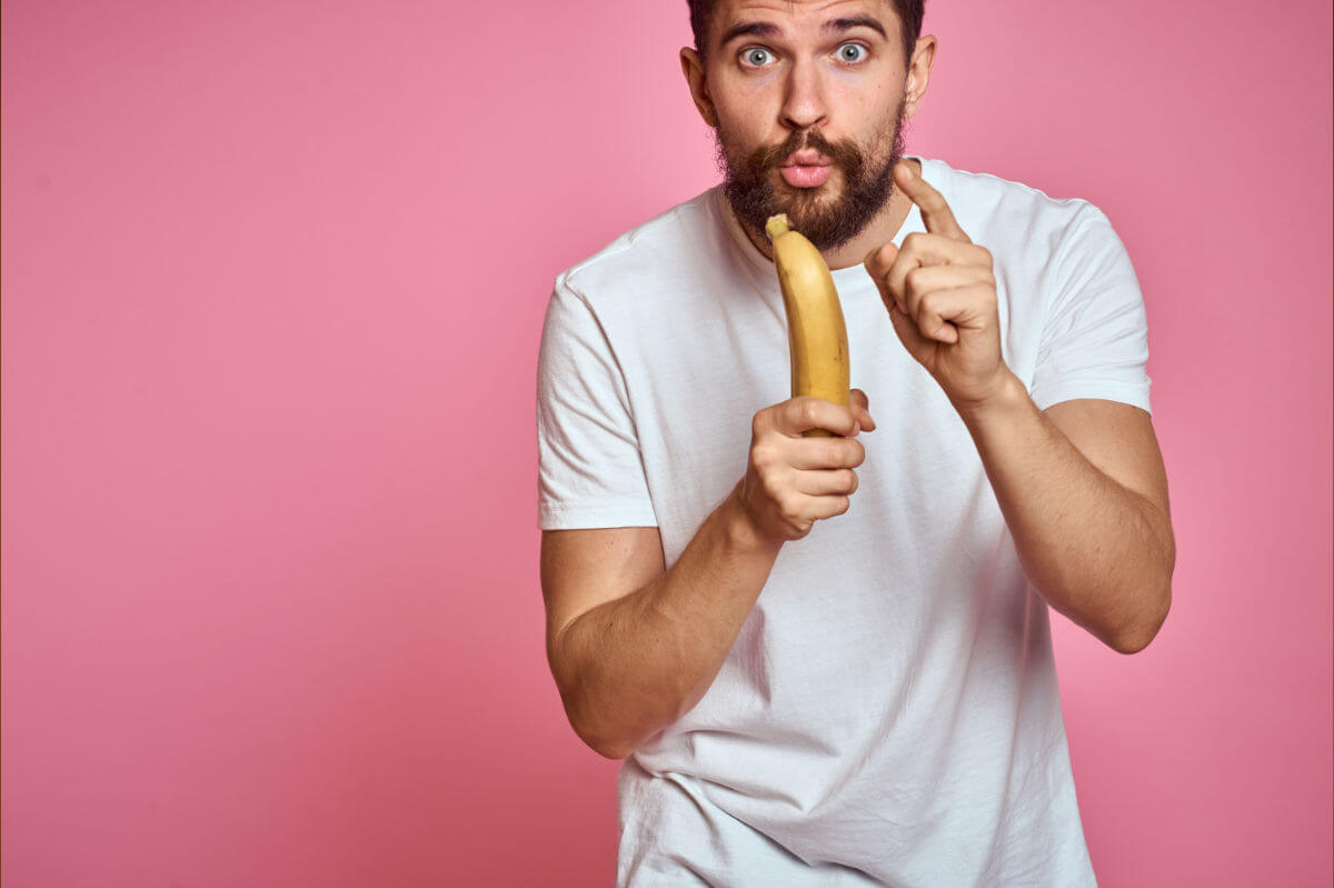 Sexstory Blowjob Symbolbild: Ein Mann hält eine Banane in der Hand. Sex story blowjob Symbolic image: A man holding a banana in his hand.
