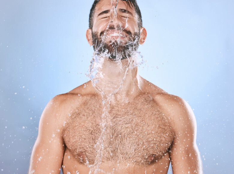 Darmspülung Symbolbil: Mann mit nacktem Oberkörper bekommt Wasser über das Gesicht geschüttet. Englisch: Bowel cleansing Symbolic image: Man with bare upper body having water poured over his face.
