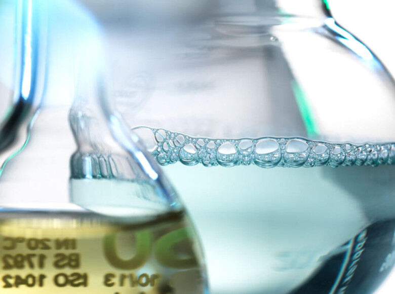 Poppers Inhaltsstoffe Symbolbild: Labor-Flaschen mit flüssigem Inhalt. Ingredients of poppers Symbolic image: Laboratory bottles with liquid contents.