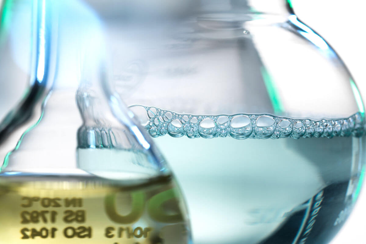 Poppers Inhaltsstoffe Symbolbild: Labor-Flaschen mit flüssigem Inhalt. Ingredients of poppers Symbolic image: Laboratory bottles with liquid contents.