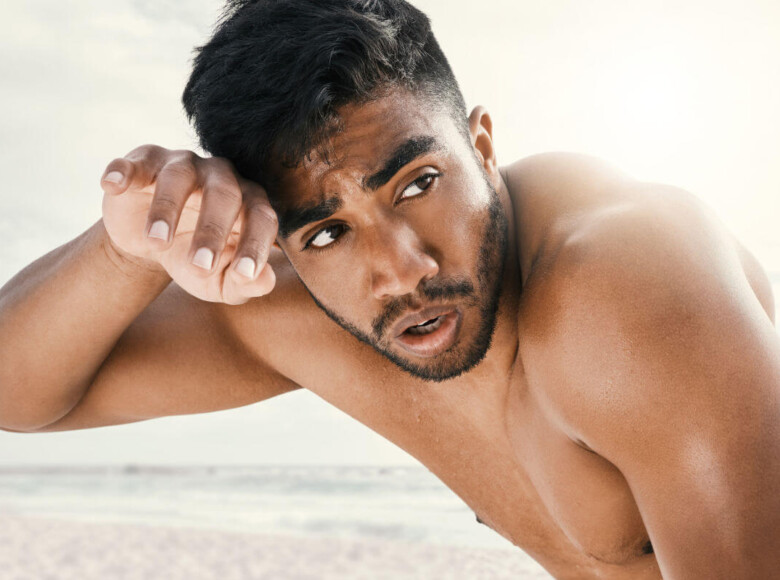 Sexgeschichte Fisting Symbolbild: Ein Mann mit nacktem Oberkörper schaut sichtlich erregt in die Kamera. Englisch: Sex story fisting Symbolic image: A man with a naked upper body looks visibly aroused at the camera.