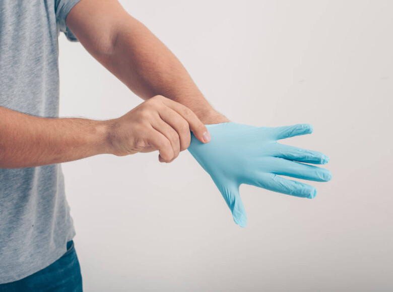 Fisting Verletzungen Symbolbild: Ein Mann zieht sich einen Handschuh über. Englisch: Fisting injuries Symbolic image: A man pulls on a glove.