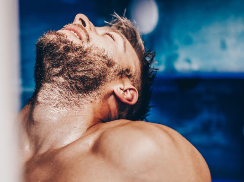 Sexgeschichte Blowjob, Flugzeug, Mile High Club Symbolbild: Ein Mann mit nacktem Oberkörper legt genussvoll den Kopf in den Nacken. Englisch: Sex story Blowjob, airplane, Mile High Club Symbolic image: A man with a naked upper body tilts his head back with pleasure.