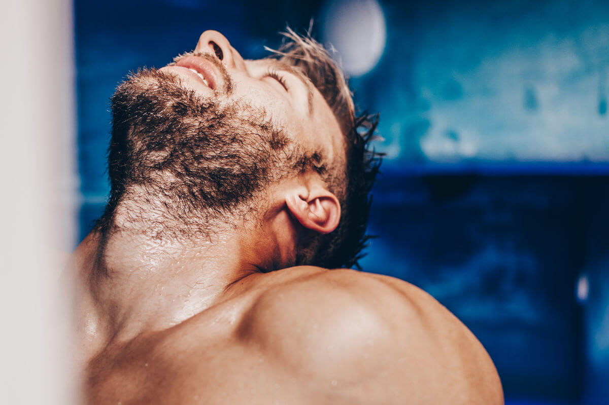 Sexgeschichte Blowjob, Flugzeug, Mile High Club Symbolbild: Ein Mann mit nacktem Oberkörper legt genussvoll den Kopf in den Nacken. Englisch: Sex story Blowjob, airplane, Mile High Club Symbolic image: A man with a naked upper body tilts his head back with pleasure.