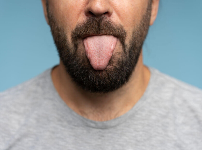 Rimming Techniken Symbolbild: Ein Mann streckt die Zunge heraus. Rimming techniques Symbolic image: A man sticks out his tongue.