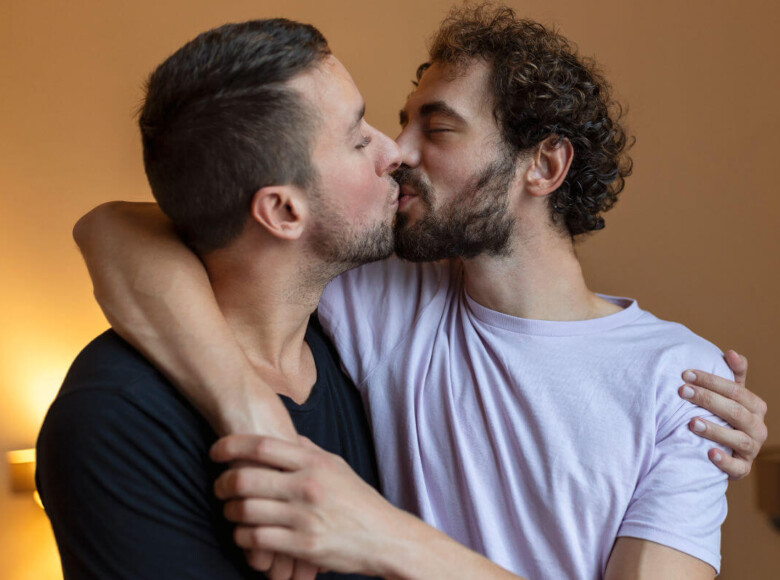 4Cs BDSM Symbolbild: Zwei Männer küssen und umarmen sich. . 4Cs of BDSM symbol image: Two men kissing and embracing.