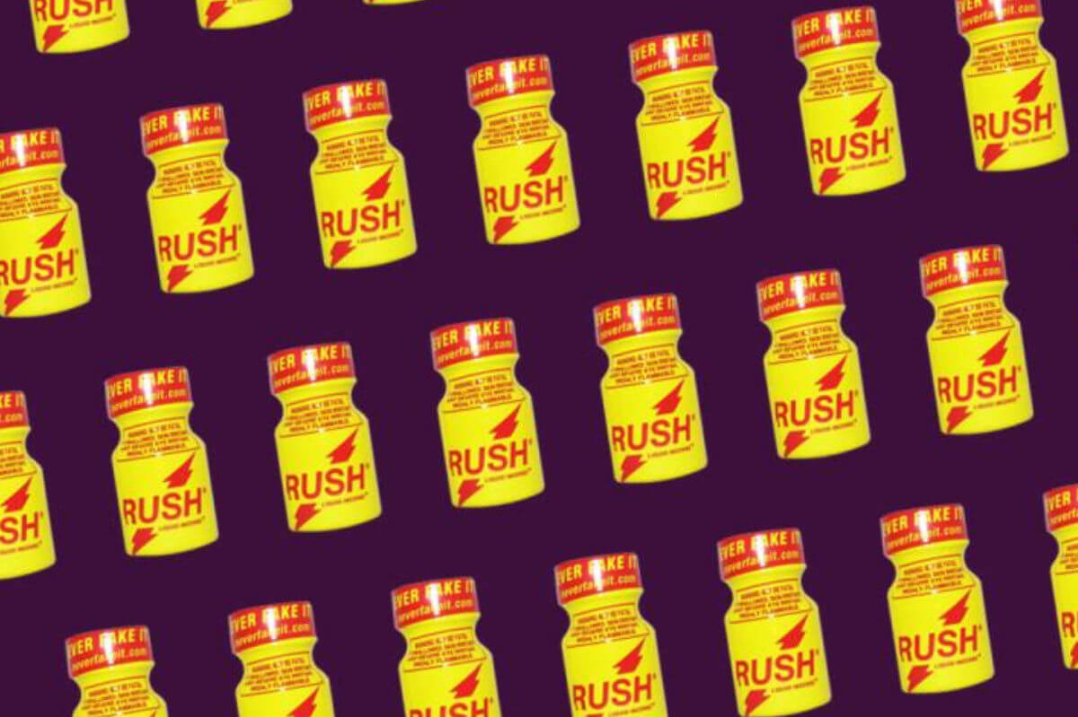 Rush Poppers Symbolbild: Viele Rush Popper Fläschchen vor dunklem Hintergrund. Englisch: Rush poppers Symbolic image: Many rush popper bottles against a dark background.